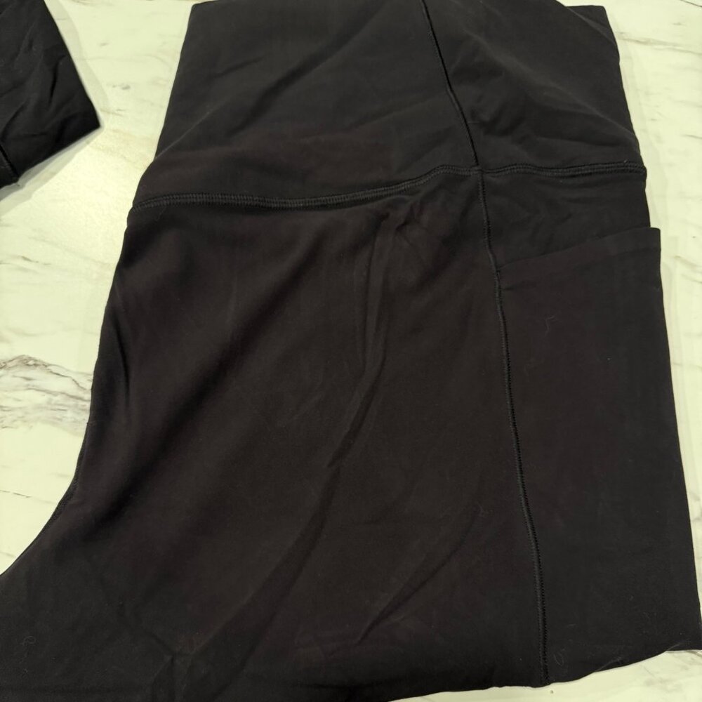 Athleta Black Salutation Stash Capri Leggings